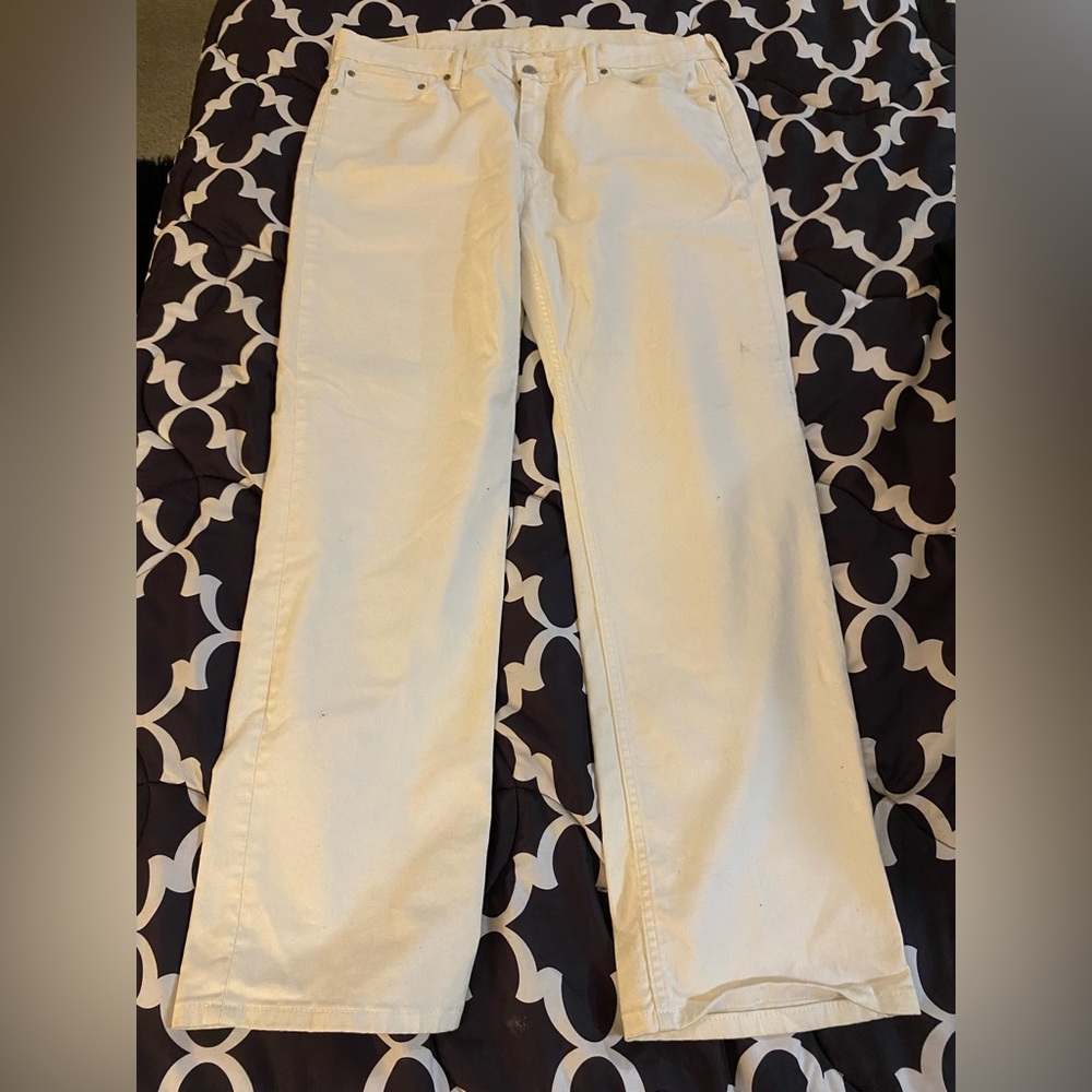 Men’s white Levi’s jeans